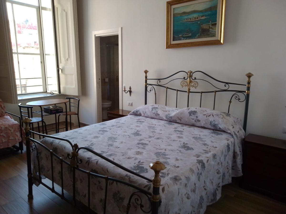 B&B Palazzo Sersale Napoli Bagian luar foto