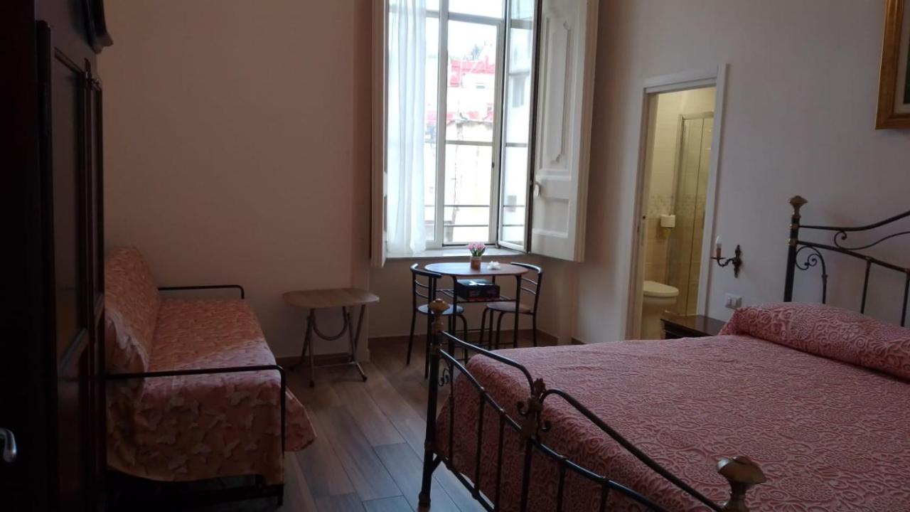 B&B Palazzo Sersale Napoli Bagian luar foto