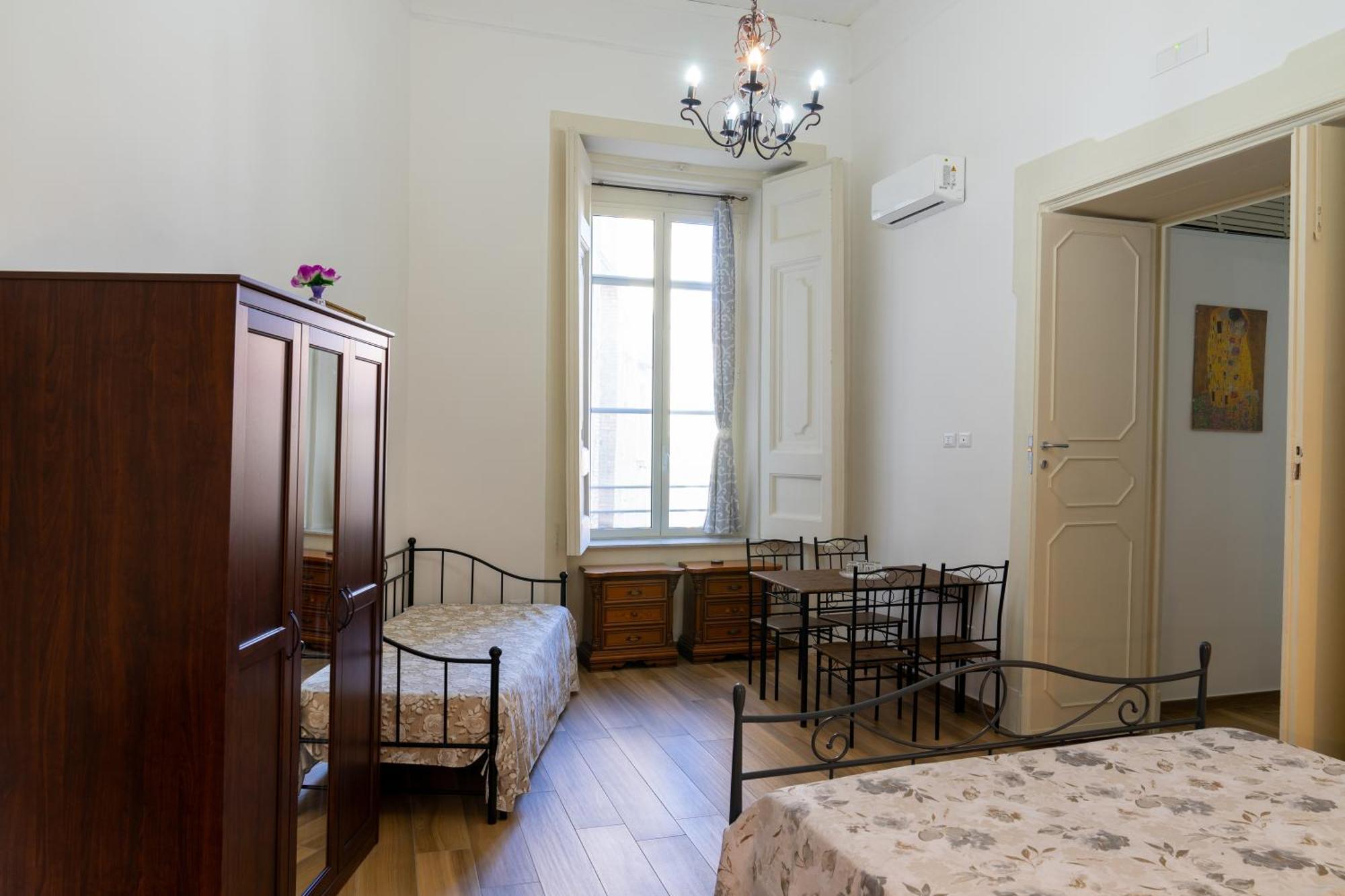 B&B Palazzo Sersale Napoli Bagian luar foto