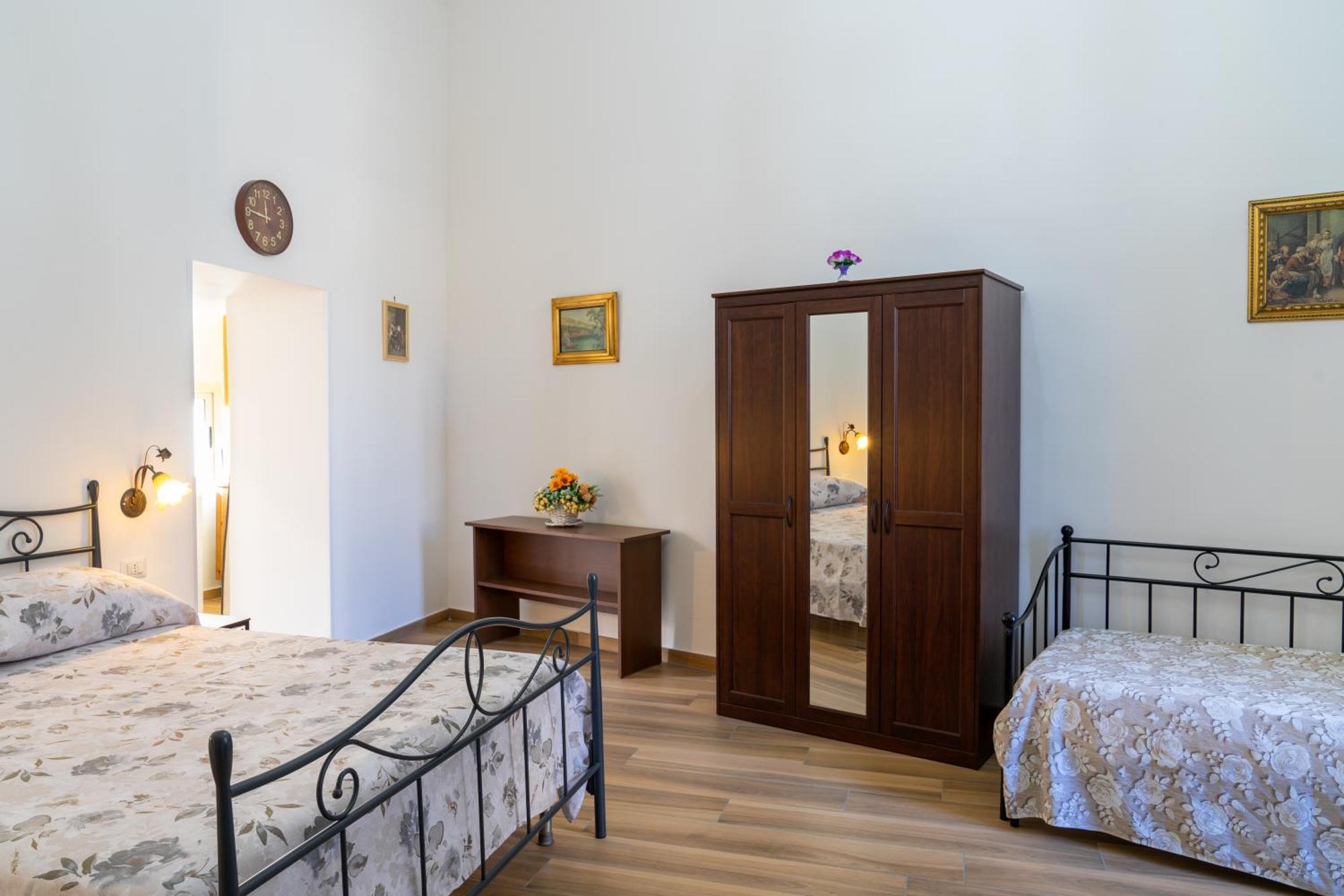 B&B Palazzo Sersale Napoli Bagian luar foto