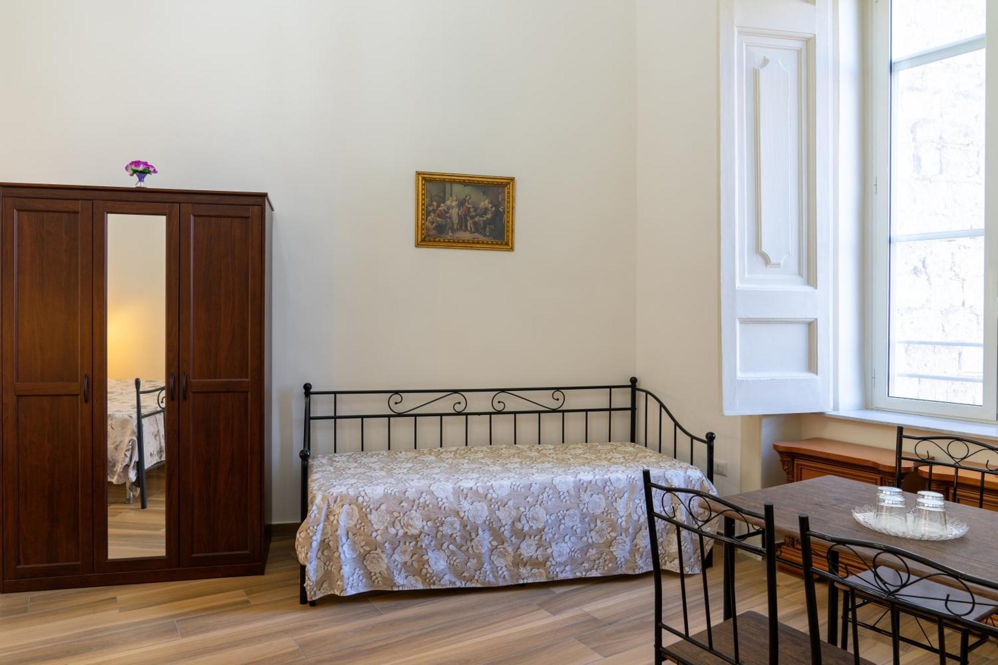 B&B Palazzo Sersale Napoli Bagian luar foto
