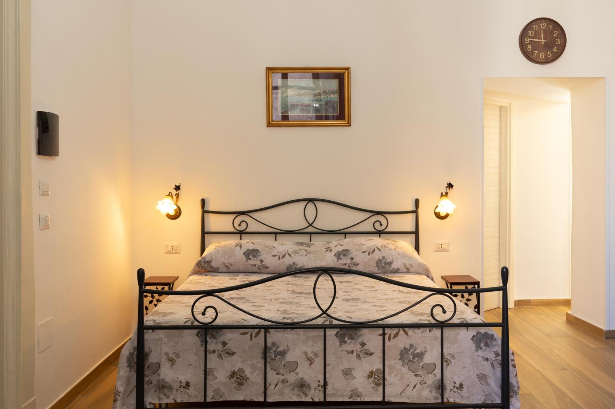 B&B Palazzo Sersale Napoli Bagian luar foto