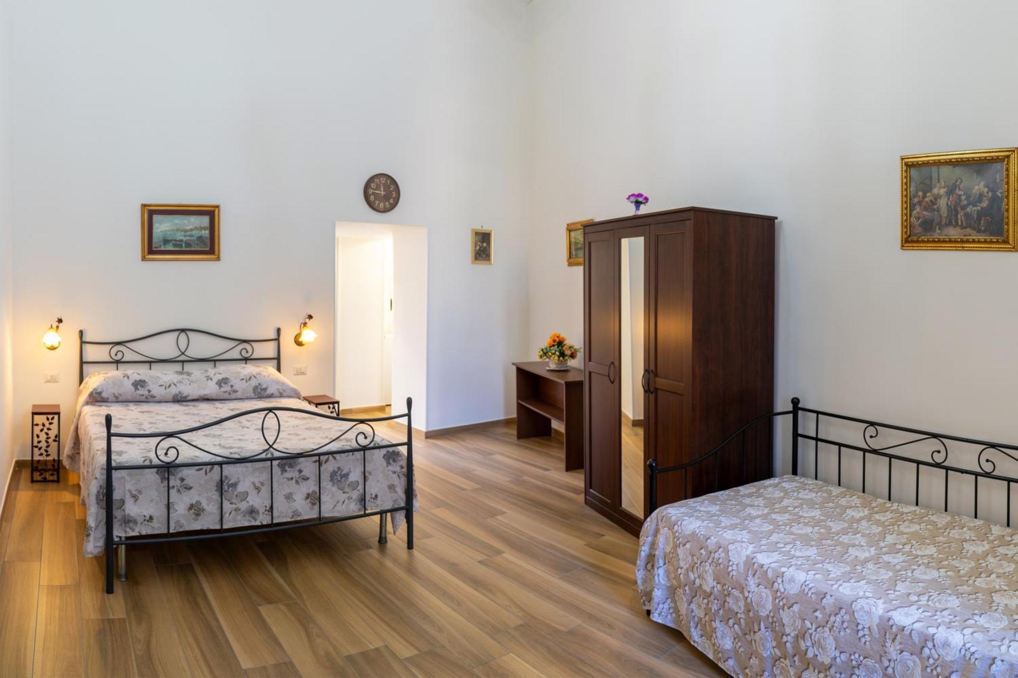 B&B Palazzo Sersale Napoli Bagian luar foto