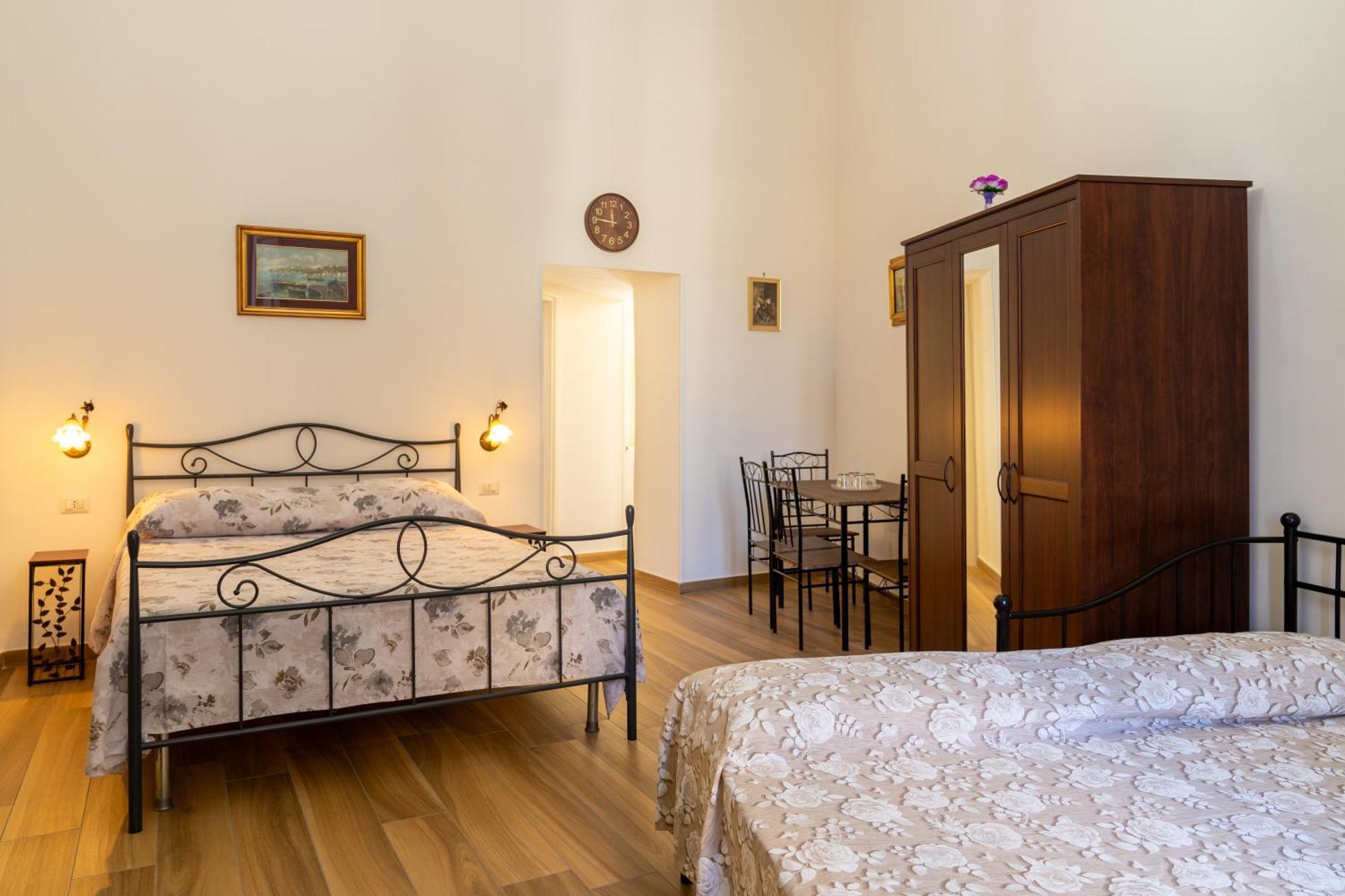 B&B Palazzo Sersale Napoli Bagian luar foto