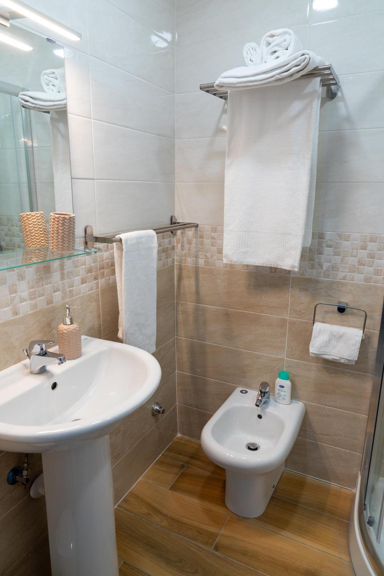B&B Palazzo Sersale Napoli Bagian luar foto