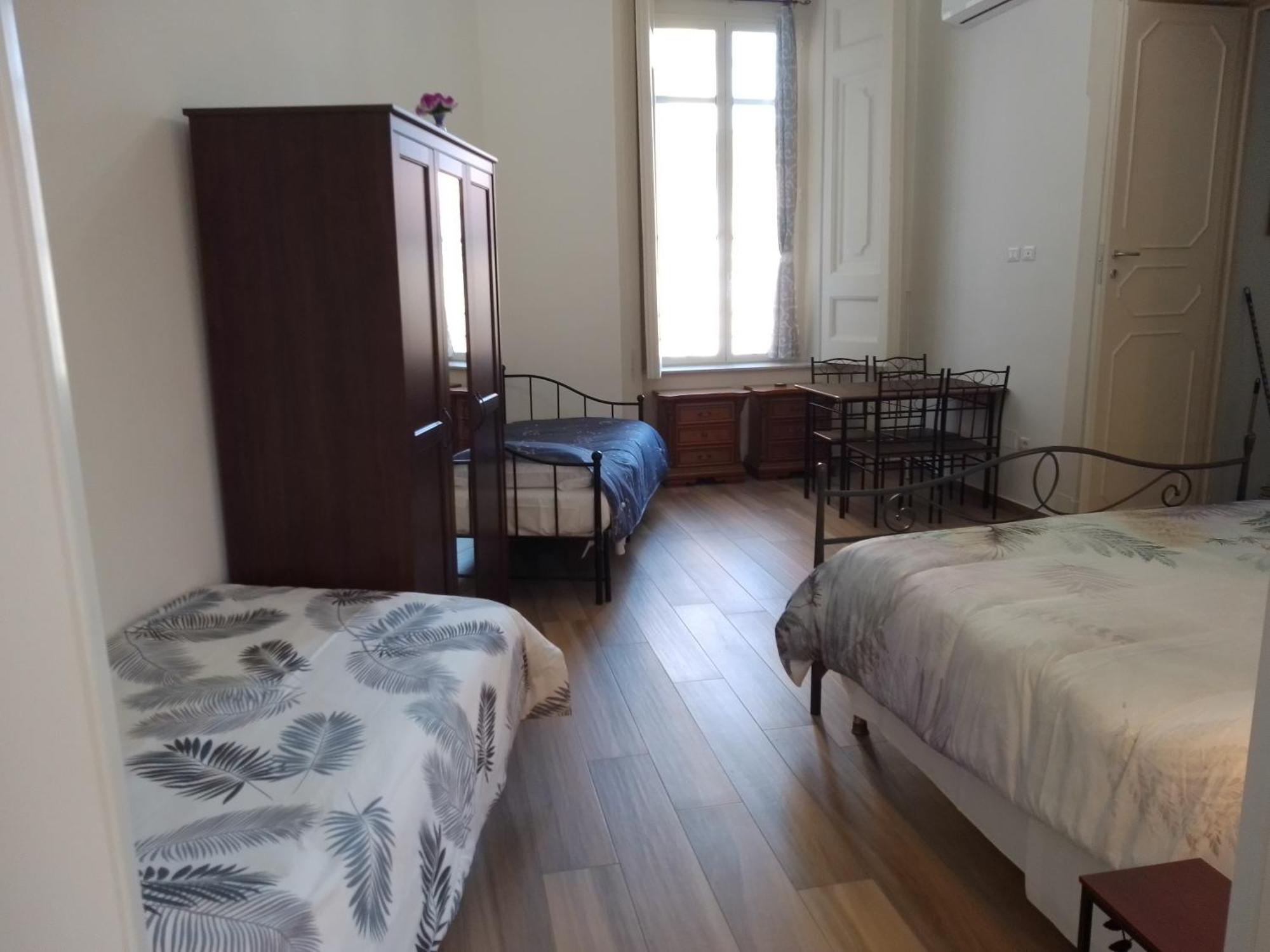 B&B Palazzo Sersale Napoli Bagian luar foto