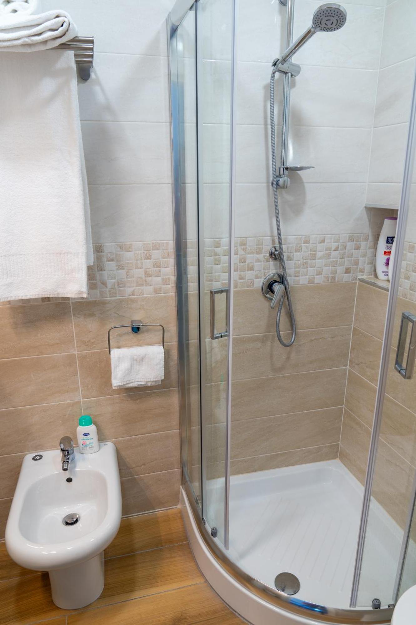 B&B Palazzo Sersale Napoli Bagian luar foto